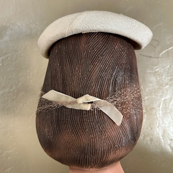 FASHIONABLE 1950s\' OFF-WHITE FABRIC CAP WITH FEATHER QUILL TRIM + VEIL main image 4